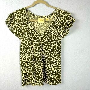 Maeve Anthropologie Catie Ruffled Sleeve Animal Print Top
Olive Green White Tee